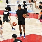 　昨年８月のキャンプで、中高生らを指導するレーカーズの八村塁（中央）＝ＩＧアリーナ