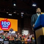 　１２日、ニューヨーク市で、就任１００日記念の演説をするマムダニ市長（ロイター＝共同）