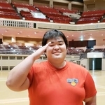 　新弟子運動能力検査を受検、敬礼でポーズをとる海上自衛隊出身の宇座＝１３日、両国国技館