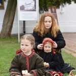 　ウクライナの首都キーウの聖ソフィア大聖堂を訪れた子どもたち＝１２日（共同）