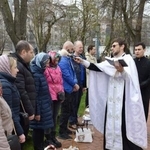 　キーウの聖ソフィア大聖堂で、市民に聖水をかける聖職者（右手前）＝１２日（共同）