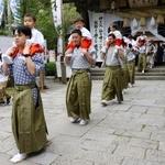 　「湯登神事」で熊野本宮大社を出発する稚児たち＝１３日午前、和歌山県田辺市
