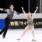 　所属先の木下グループの入社式で演技を披露する三浦璃来（右）、木原龍一組＝１３日、東京都立川市