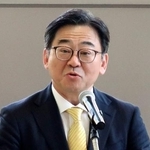 　通貨先物の上場記念式典であいさつする大阪取引所の多賀谷彰社長＝１３日午前、大阪市