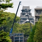 　熊本地震による被災から１０年となる熊本城。天守閣は修復されたが、やぐらや石垣などの復旧作業が続いている＝１３日午前、熊本市