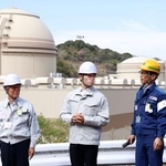 　関西電力大飯原発を視察する福井県の石田嵩人知事（左から２人目）＝１３日午後、おおい町