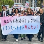 　提訴のため大阪地裁に向かう大阪府島本町の河上理沙町議（前列右から２人目）ら＝１３日午後、大阪市北区