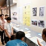 　沖縄県公文書館で研修を受ける琉球銀行の新入行員ら＝１３日午前、沖縄県南風原町