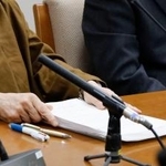 　女性教諭の自殺について記者会見する母（左）と父＝１３日午後、仙台市