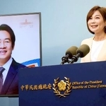 　台湾の頼清徳総統のアフリカ・エスワティニ訪問を発表する総統府報道官。画面に映っているのは頼氏＝１３日、台北市（共同）