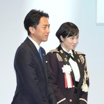 　第９３回自民党大会を終え、国歌斉唱を務めた陸上自衛隊中央音楽隊の鶫真衣３等陸曹（右）と並ぶ小泉防衛相＝１２日、東京都内