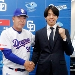 　井上監督（左）と写真に納まる中日・杉浦＝１３日、バンテリンドーム