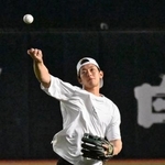 　キャッチボールするソフトバンクの今宮＝１３日、みずほペイペイドーム