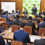 　国会内で開かれた、日本維新の会の国会議員団会合＝１３日午後