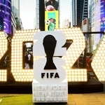 　タイムズスクエアに設置されたＷ杯北中米３カ国大会のロゴ＝２０２３年、ニューヨーク（ロイター＝共同）