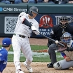 　米大リーグ、ブルージェイズ戦で日米通算２５０本塁打となる４号２ランを放つホワイトソックスの村上宗隆内野手＝４日、シカゴ（共同）