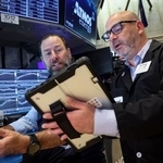 　ニューヨーク証券取引所のトレーダーたち＝１３日（ロイター＝共同）