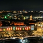 　ホロコースト記念日に入り、旧市街にドローンで示された「決して忘れない」とのヘブライ語メッセージ＝１３日、エルサレム（ロイター＝共同）