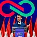 　記者会見する「ティサ（尊重と自由）」のマジャル党首＝１３日、ブダペスト（ロイター＝共同）