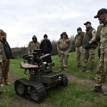 　無人車両の試験に臨むウクライナ兵ら＝１０日、ウクライナ南部ザポリージャ地方（ロイター＝共同）