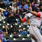 　１０日のブルワーズ戦で二塁打を放つナショナルズのジェームズ・ウッド＝ミルウォーキー（ロイター＝共同）