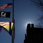 　２０２５年２月、米ニューヨークの「ストーンウォール国定史跡」にある虹色の旗（ロイター＝共同）