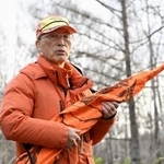 　ヒグマの生息調査に参加した北海道猟友会砂川支部長の池上治男さん＝１４日午前、北海道砂川市