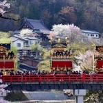 　「春の高山祭」で橋を渡る屋台＝１４日午前、岐阜県高山市