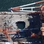 　作業員の転落事故があった、ＪＦＥスチール東日本製鉄所敷地内のクレーン解体現場＝８日、川崎市川崎区