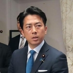 　記者会見する小泉防衛相＝１４日午前、国会