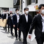 　東亜建設工業横浜支店の家宅捜索に向かう神奈川県警の捜査員＝１４日、午前１０時２分、横浜市中区