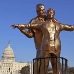 　トランプ米大統領と富豪エプスタイン氏の像＝３月、ワシントン