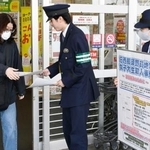 　情報提供を呼びかける栃木県警の那須塩原署員＝１４日午前、栃木県那須塩原市