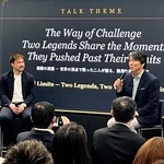 　トークイベントで対談する松井秀喜さん（右）と岡崎慎司さん＝１３日、ニューヨーク（共同）