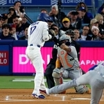 　メッツ戦の１回、死球を受けるドジャース・大谷。投手ピーターソン＝ロサンゼルス（共同）