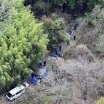 　遺体発見現場付近を調べる京都府警の捜査員ら＝１４日午前１０時３分、京都府南丹市（共同通信社ヘリから）