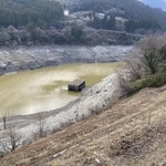 　水位が低下し、旧大川村役場が水面から姿を現した高知県の早明浦ダム＝２月１４日（水資源機構提供）