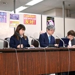 　記者会見する海渡雄一弁護士（中央）ら＝１４日午後、東京・霞が関の司法記者クラブ