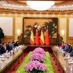 　会談する中国の習近平国家主席（左から３人目）とスペインのサンチェス首相（右から３人目）＝１４日、北京の人民大会堂（共同）