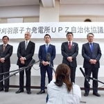 　協議会の初会合を終え、取材に応じる７市町の首長＝１４日午後、新潟県小千谷市