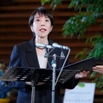 　自民党大会で陸上自衛隊員が国歌を歌唱したことについて、記者団の取材に応じる高市首相＝１４日午後、首相官邸