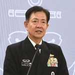 　記者会見する海自トップの斎藤聡海上幕僚長＝１４日午後、防衛省