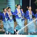 　１４日、ミャンマー最大都市ヤンゴンの市庁舎前で披露された、仏教の正月「ティンジャン」を祝う伝統的な踊り（共同）