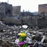 　能登半島地震から８カ月となった「輪島朝市」周辺に供えられた花＝２０２４年、石川県輪島市