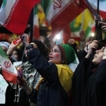 　イランの首都テヘランで米国とイスラエルに抗議する人々＝１２日（ゲッティ＝共同）