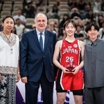 　バスケットボール女子アジア・カップで「オールスター５」に選出された日本の田中（右から２人目）。右端は元日本代表でトヨタ自動車監督の大神雄子さん＝２０２５年７月、深セン（（Ｃ）ＦＩＢＡ・共同）