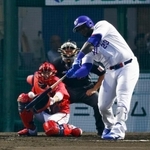 　１回中日１死二、三塁、サノーが右越えに２点打を放つ。捕手坂倉＝豊橋