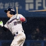 　５回ヤクルト１死満塁、古賀が左前に決勝の２点打を放つ＝松山