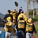 　安達結希さんが通っていた園部小に登校する児童たち＝８日、京都府南丹市