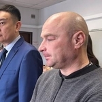 　ロシア極東ウランウデの裁判所で強制労働３年の判決を受けた男性（手前）＝１４日（タス＝共同）